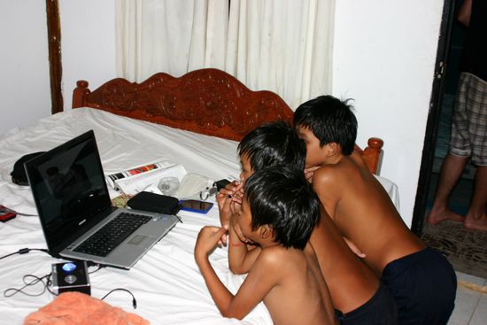 Hier durften sie sich einen Kinderfilm auf unserem Computer anschauen...bis der Strom irgendwann ausging! 