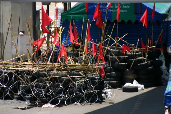 Von den Rothemden errichtete Straßensperre in Bangkok...