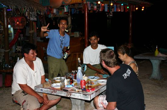 Andre und die Jungs vom Resort bei einer kleinen Strandparty