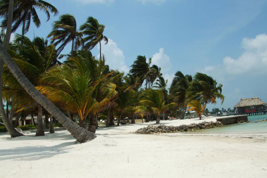 Einsamer Strand, entdeckt ebenfalls auf einer Radltour, jetzt Richtung Sueden der Insel