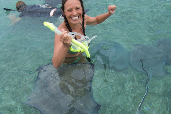 Biggi im Kampf gegen die stingrays (Rochen) - das kitzelt!!