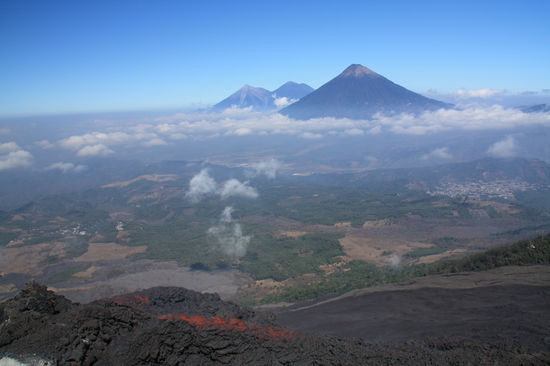 Panaromabild von Pacaya mit Blick auf die Vulkane Fuego und Acatenango (im Vordergrund der Lavastrom).