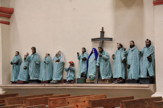 Verkleidete Kirchenfiguren in Santiago de Attitlan
