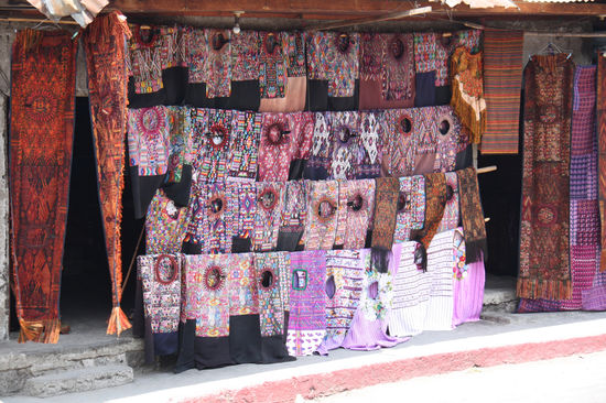 Bunte Farben auf dem Markt in Santiago de Attitlán