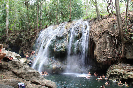 Cascada "El Paraiso" - warme Quellen von oben bringen das Flusswasser zum rauchen. Wie man sieht war Hochbetrieb - Santa Semana (=Ostern) laesst gruessen.