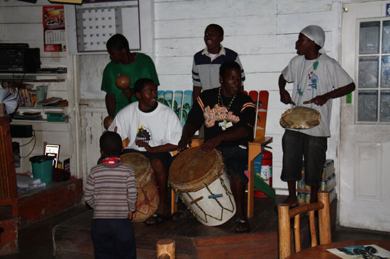 Ritmo Garifuna (karibische Rhytmen) in Livingston - die Musikinstrumente bestehen aus alle moeglichen Arten von Trommeln, Rasseln, einen mit Hirschgeweih geschlagenen Schildkroetenpanzer und einer Riesenmuschel (einziges Blasinstrument). Wuerden doch sicherlich noch mehr Blasinstrumente passen, wie die Querfloetenklaenge von Anna und meine Klarinette... (insider  )