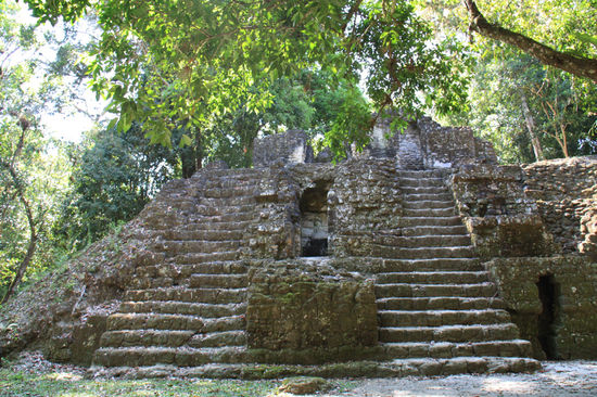 Nochmal ein Tempel mit saftigen Gruen darum herum