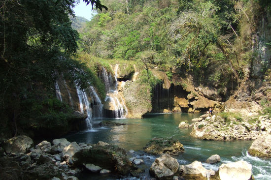 Wanderung entlang des Wasserfalls Semuc Champey