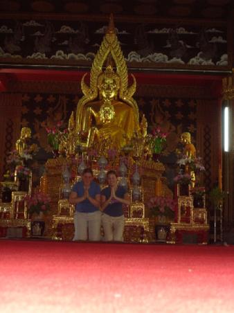 Sind wir nicht andaechtig...??*g* (Tempel in Chiang Mai)