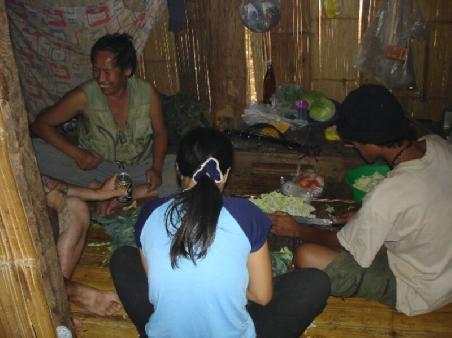 Preparing our dinner! (im Bamboohotel)