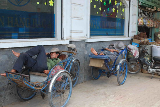 Mittagsschlaf im Rikscha, träumen von besseren Zeiten.
