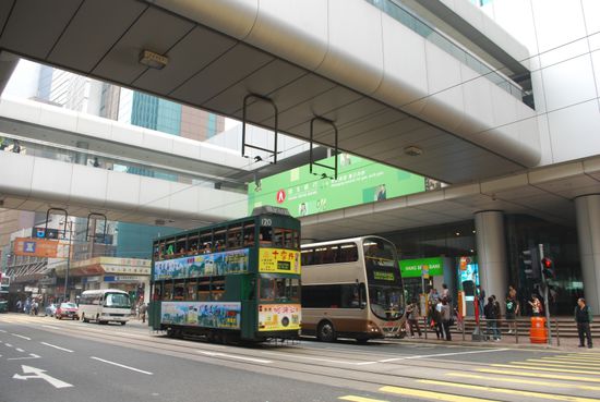 Ohne Fussgängerbrücken geht nichts auf Hongkong Island! Darunter Strassenbahn.