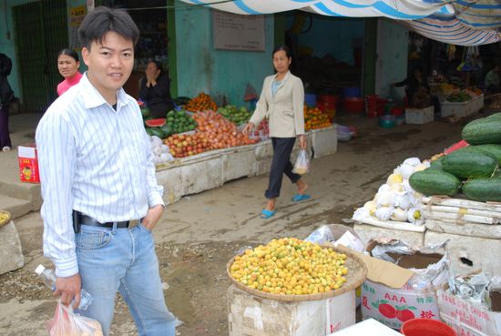 Nang kauft Obst für zuhause