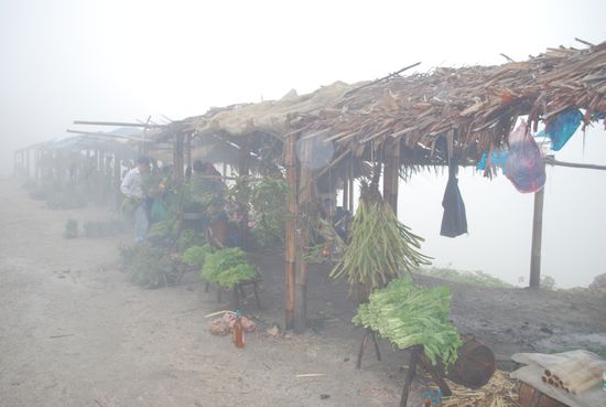 Kleinmarkt am Straßenrand in den Wolken