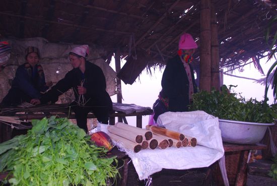 Diese Röhren sind mit Reis gefüllt und werden gedämpft und dann später geröstet.