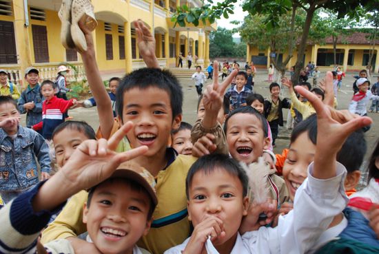 ...und hier sind Ausländer noch richtige Stars und werden umgerannt.