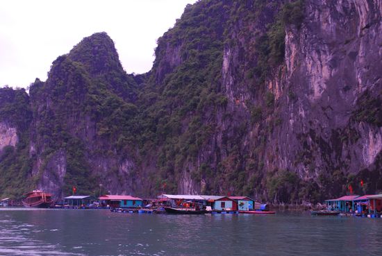 Schwimmendes Fischerdorf in der Bay