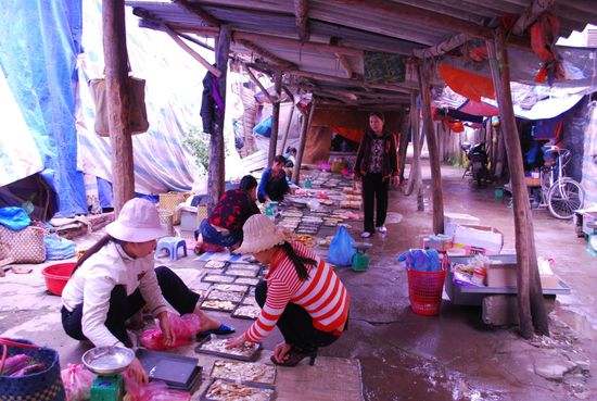 Hier wird Perlmutt für Intarsienarbeiten verkauft