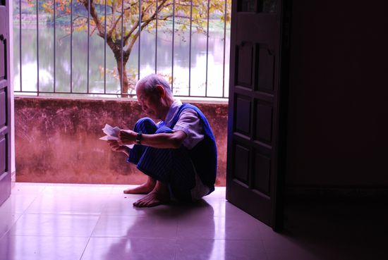 Der Großvater schaut Fotos an