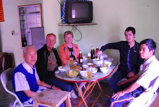 Von Links: Großvater, ich, Ute, Nangs Kumpel, der Vater
Wir werden bewirtet wie die Könige!