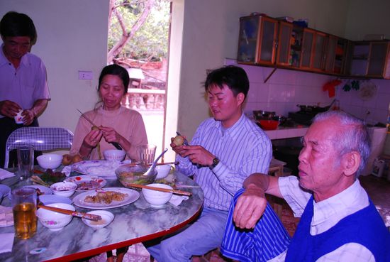 Sitzend: Nangs Mutter, Nang, der Großvater