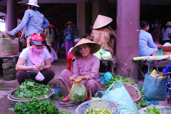 Geniessen und verkaufen...Markt an der Japanischen Bruecke