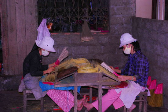 Kleinfabrik fuer Raeucherstaebchen am Strassenrand