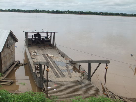 Faehre ueber den Mekong