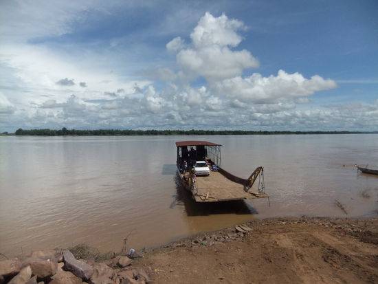 Mit der Faehre fahren wir zurueck nach Kratie