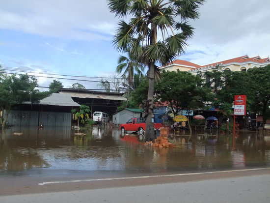 Das Wasser steht ueberall in der Stadt