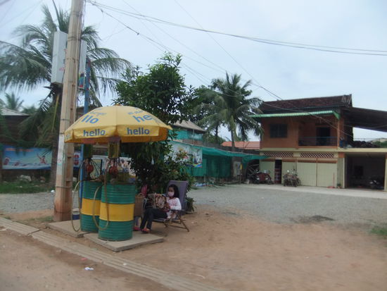 Besonders der Tankwart geniesst an der Fasstankstelle das Leben...