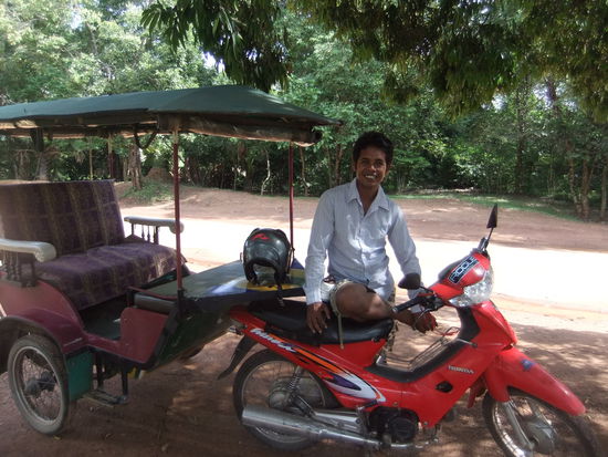 Mein Tuk-Tuk Fahrer Oun. Wir haben auf dem Weg zum naechsten Tempel (70 km ausserhalb) auch seine familie besucht. Oun ist immer freundlich und sehr hilfsbereit und hat jeder Zeit gute Tipps, was man unbedingt noch sehen sollte.