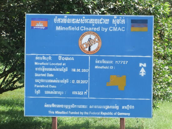 Gleich neben dem Beng Melea Tempel war noch vor 3 Jahren ein Minenfeld, die Wege sollte man nirgendwo in Kambodscha verlassen, Minenopfer begegnen einem ueberall.