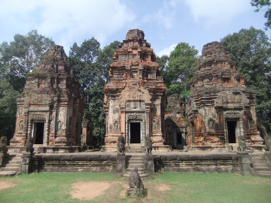 Preah Ko einer von den drei Tempeln der Roluos Gruppe, mit der im 9.Jahrhundert die Entstehung der Tempelwelt um Siem Reap begann.