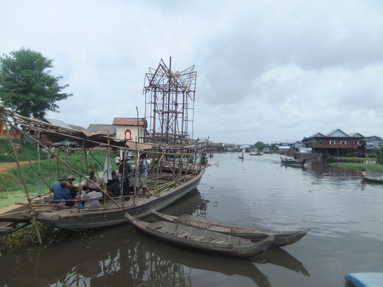 Hier wird das Festboot fuer das Bon Om Touk Fest praepariert, das jaehrlich im November stattfindet, wenn das Wasser des Sees seine Flussrichtung umgekehrt hat. Dann gibt es hier, aber auch anderswo im Land, neben den Feiern mit Feuerwerk auch viele Bootsrennen mit den langen schmalen Kaehnen, die ueberall zu sehen sind.