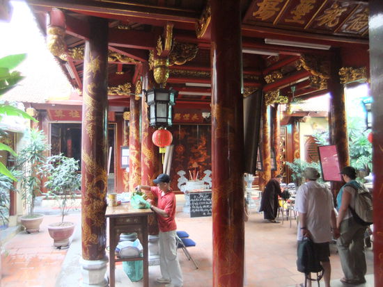 Zwischen dem vielen Trubel gibt es immer wieder kleine Pagoden, in denen es fast absolut ruhig ist.