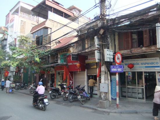 Hang Bac Street - Im grossen Haus ganz links ist mein Hotel