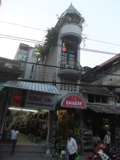 1 Zimmer = 2 mtr breit, das ist hier nichts Besonderes, weil Haendler frueher ihre Steuern je nach Breite des Geschaefts zur Strasse bezahlen mussten.