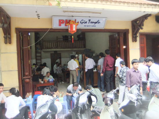 Das ist das beste Pho Bo Restaurant der Stadt.
Wer hier eine Suppe essen will, muss mit einiger Wartezeit rechnen, wird aber mit einer super leckeren Pho Bo belohnt.
Wer da mal hin will: 49 Bat Dan Street (Hang Bac Street immer geradeaus Richtung Westen)
