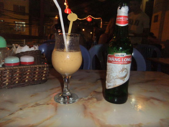 Frisch gepresster Fruchtsaft (Drachenfrucht, Ananas, Orange...) und fuer den Durst ein Halida Bier
