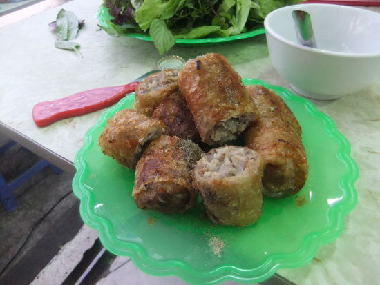 Frittierte Fruehlingsrollen mit Reisnudeln, Mett und Kraeutern gefuellt - gewickelt in Reispapier