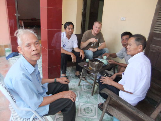 Tee mit den Nachbarn, in dem Holzkaestchen auf dem Tisch steht die Wasserpfeife.