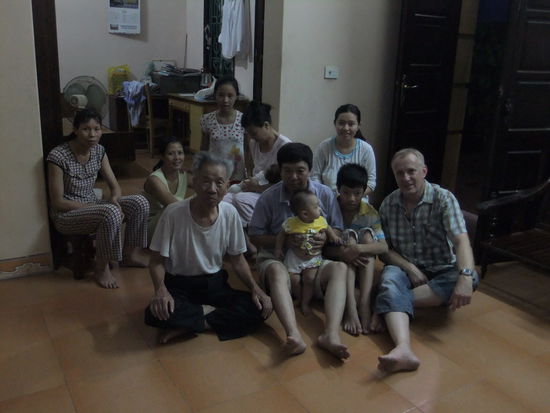 Bei den Schwiegereltern von Nang, in der Mitte hinten sieht man seinen Sohn auf dem Arm der Tante. Rechts davon seine Frau.
