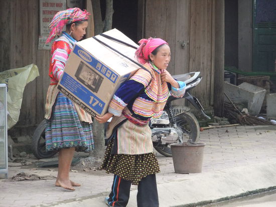 Tradition und Moderne, Fernseher flimmern hier selbst in der kleinsten Huette.
