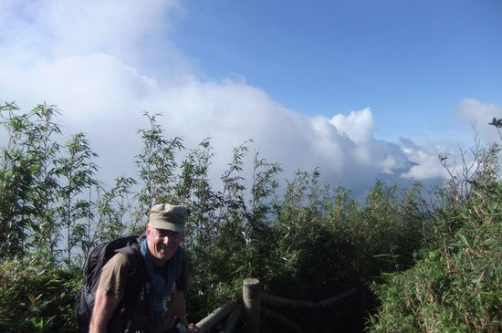 Auf Wolkenhoehe, und hier gibts sogar mal ein kleines Stueckchen guten Weg