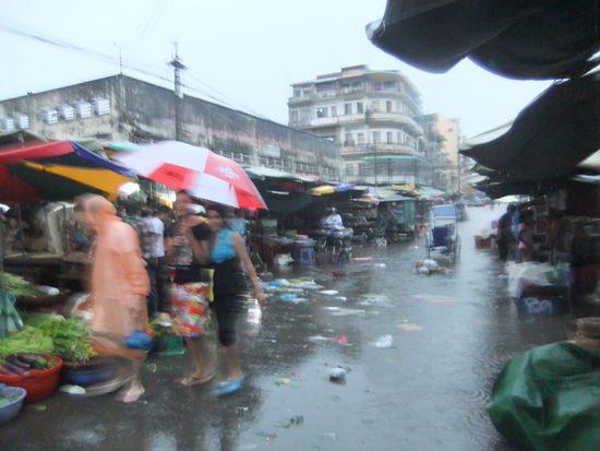 Ohne Cape geht hier nix! Und ich habe mir auch schon so ein schickes Teil besorgt. In Gruen, Blau war gerade ausgegangen...