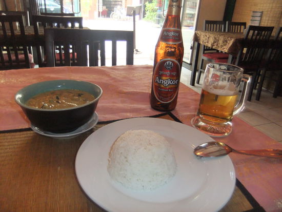 Das gabs zum Mittag: Gruener Curry mit Schweinefleisch, Reis und einer Flasche Angkor-Bier