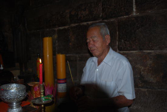 Gebet mit Raeucherstaebchen fuer mich im Raum mit dem Schrein fuer das Haar, sauheiss war's hier drin!