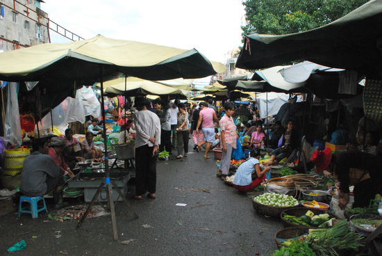 Psar Thmey (Central Market), gestern stand noch alles unter Wasser