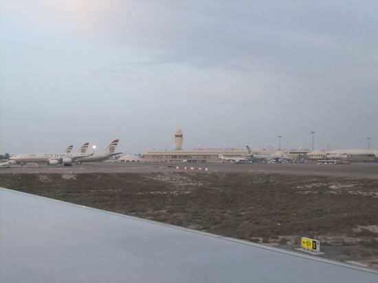 Zwischenstopp am Flughafen Abu Dhabi
